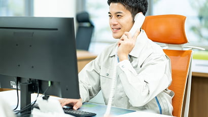 お客様と電話で話をする男性の画像