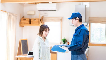 適正価格について説明する男性の画像