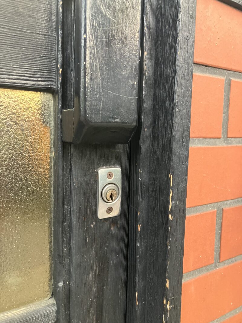 練馬区 居酒屋様 出入口引戸 鍵交換工事