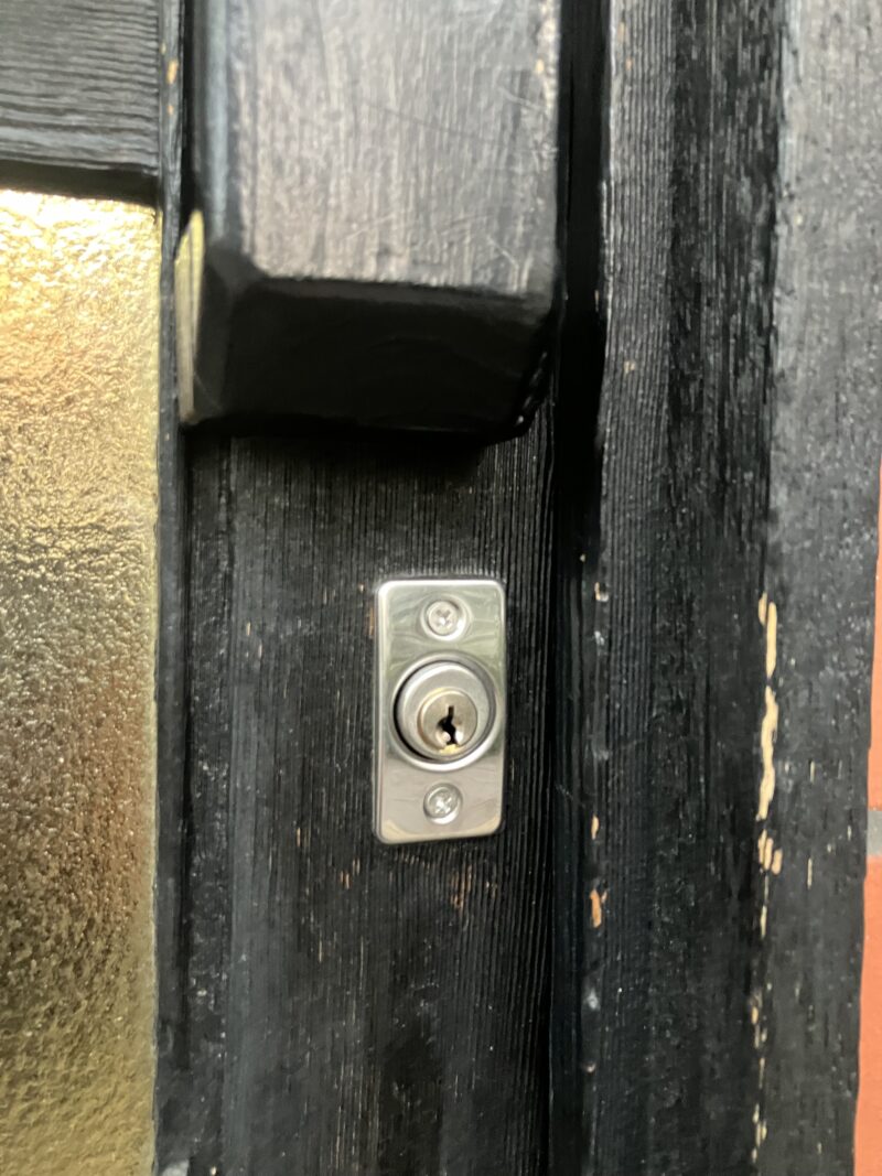 練馬区 居酒屋様 出入口引戸 鍵交換工事