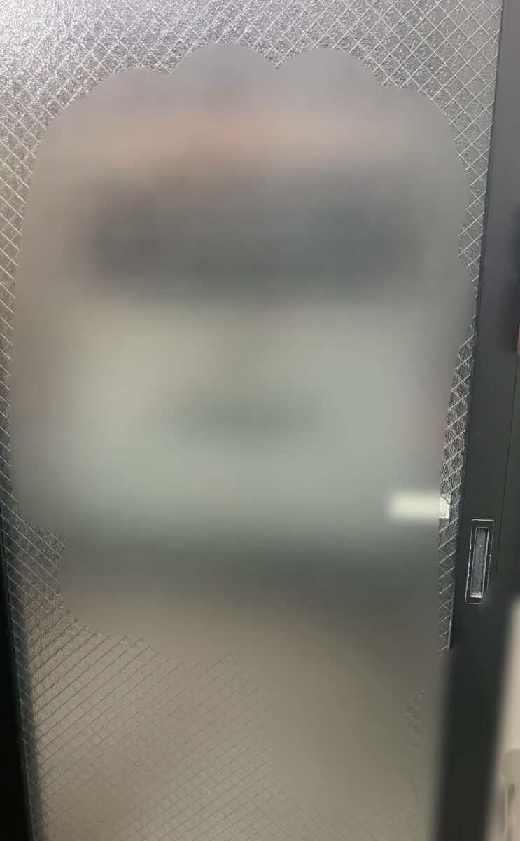 【練馬区|網入りガラス引戸冊子へのチェーン取り付け】