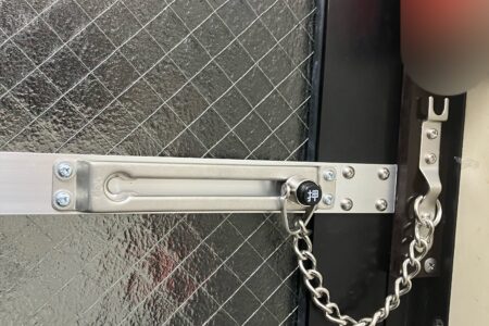 【練馬区栄町｜玄関網入りガラス引戸冊子へのチェーン取り付け】