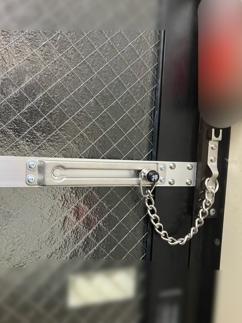 【練馬区|網入りガラス引戸冊子へのチェーン取り付け】