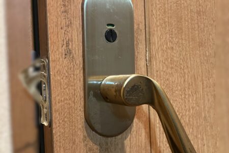 練馬区石神井町｜トイレのレバーハンドルが垂れ下がる不具合｜トイレ錠交換で即日対応