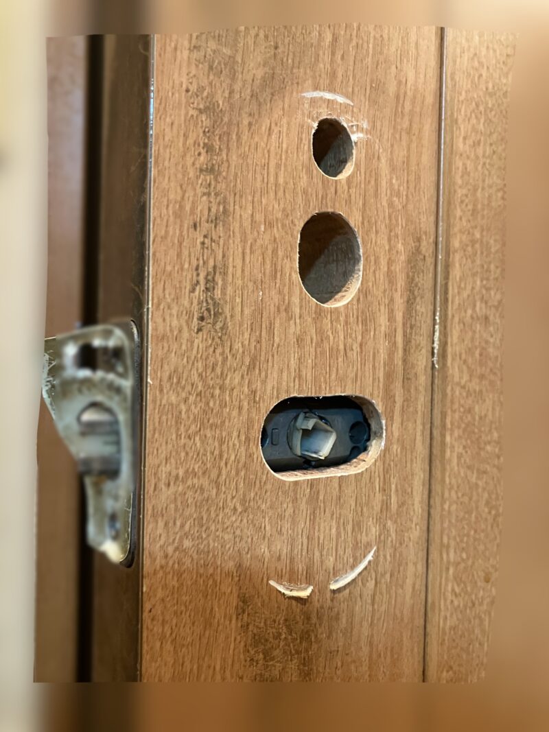 練馬区石神井町|トイレのレバーハンドルが垂れ下がる不具合|トイレ錠交換で即日対応