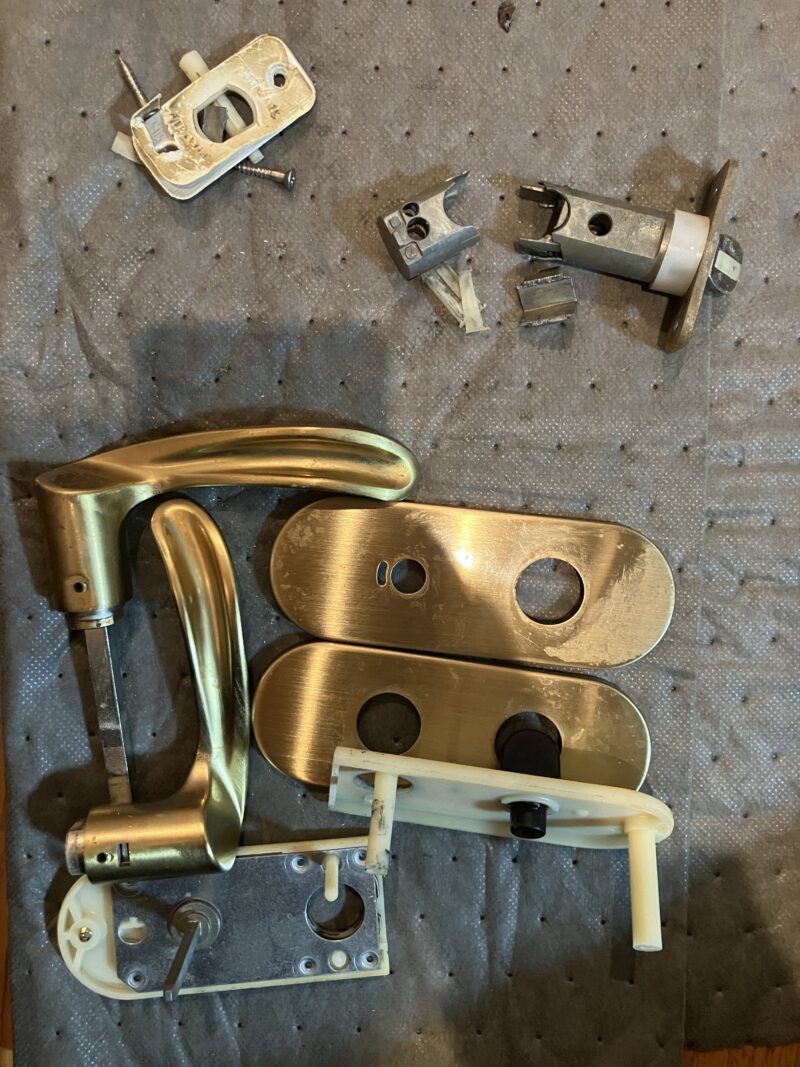 練馬区石神井町|トイレのレバーハンドルが垂れ下がる不具合|トイレ錠交換で即日対応