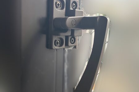 【中野区｜鷺宮】ベランダサッシ鍵（クレセント錠）交換｜レバーハンドル折れによる故障対応