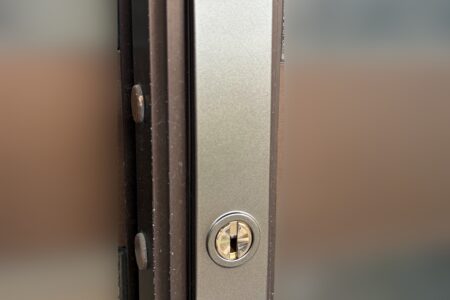 【杉並区永福｜引戸 鍵が引っかかる】引戸錠交換で抜き差ししにくい症状を改善