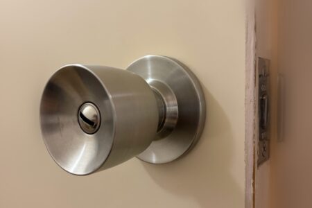 【杉並区下高井戸｜トイレのドアノブ交換】経年劣化による故障でGOAL円筒錠へ交換