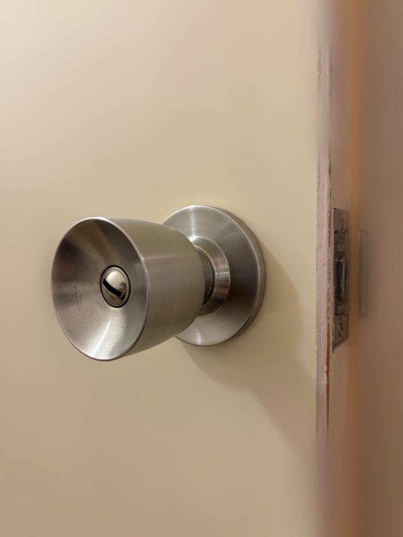 【杉並区下高井戸｜トイレのドアノブ交換】経年劣化による故障でGOAL円筒錠へ交換