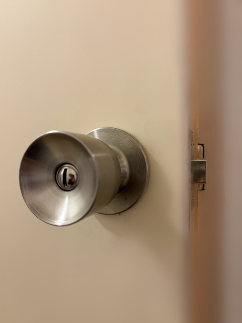 【杉並区下高井戸｜トイレのドアノブ交換】経年劣化による故障でGOAL円筒錠へ交換